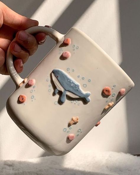 Ceramic Sculpture Mug, Whale Pottery Ideas, Whale Pottery Painting, Cute Clay Mugs, Glazing Ideas For Pottery, Aesthetic Ceramic Art, Diy Ceramic Mugs, Mug Ideas Design, Clay Mug Designs