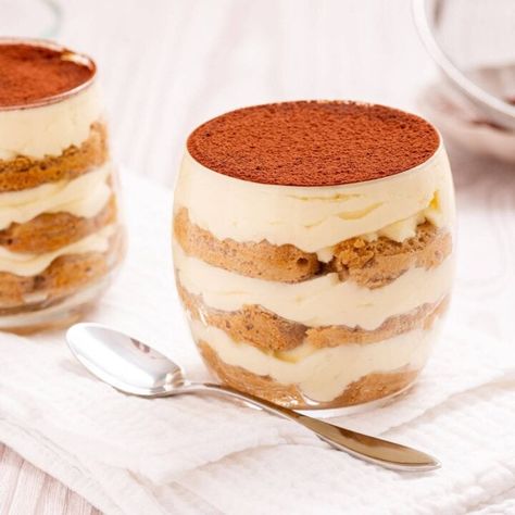 Mini Tiramisu Cups - Little Bit Recipes Mini Tiramisu Cups, Mini Tiramisu, Tiramisu Cups, Lady Finger Cookies, Mini Pavlova, Easy No Bake Desserts, Mascarpone Cheese, Vanilla Wafers, Classic Desserts