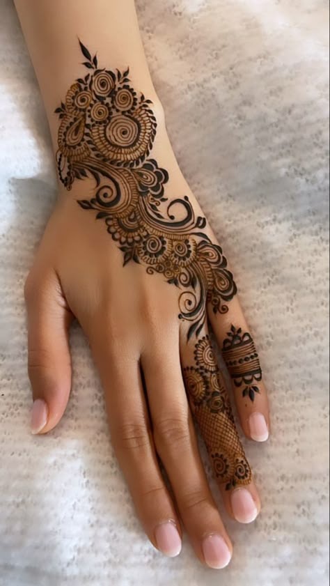 Henna inspiration, arabian henna, party henna, modern henna design, henna Arabian Mehandi Designs, Mehendi Designs Short, Simple Short Mehndi Designs, Front Hand Simple Mehndi Designs, Half Hand Mehndi, Short Mehndi, Front Mehndi, Short Mehndi Design, Mehndi Ideas