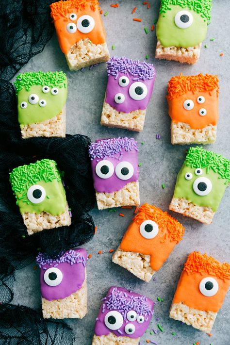 3-ingredients to make these adorable (and delicious) Halloween treats -- Monster Rice Krispies Treats, Peanut Butter Spider Cookies, Nutter Butter Ghosts, and Witch Finger Pretzels. chelseasmessyapron.com Halloween Rice Krispy Treats, Halloween Rice Krispy, Buffet Halloween, Fun Halloween Party Food, Menu Halloween, Halloween Torte, Delicious Halloween Treats, Pasteles Halloween, Postres Halloween