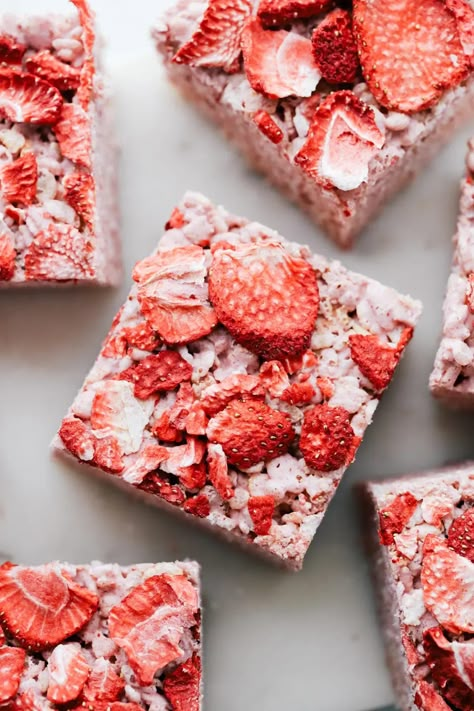 Strawberry Rice Krispie Treats. Rice Krispie Treats Photography, Savory Rice Crispy Treats, Cute Rice Crispy Treats, Rice Crispy Flavors, Gourmet Rice Krispies, Pretty Rice Krispie Treats, Decorated Rice Crispy Treats, Rice Crispy Decorating Ideas, Rice Crispy Treat Flavors