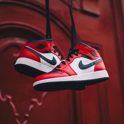 Air Jordan 1 Women Outfit Gym Red,Air Jordan 1 Gym Red Shoe Widgets, Jordan Rouge, Air Jordan 1 Mid Chicago, Jordan Shoes Wallpaper, Jordan 1 Mid Chicago, Jordan 1 Red, Sneakers Nike Jordan, Jordans Retro, Shoes Wallpaper