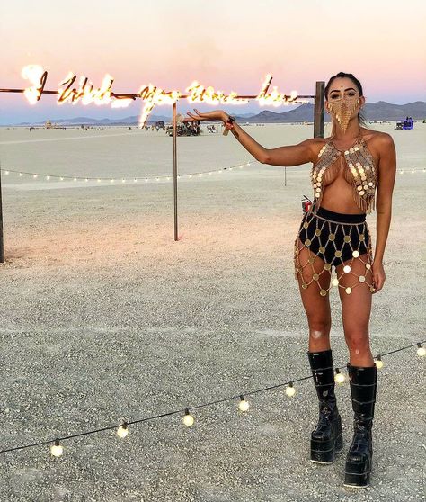 Burning Man Fashion Woman, Burning Photos, Estilo Burning Man, Electro Festival Outfit, Beach Festival Outfit, Mode Coachella, Look Da Festival, Tomorrowland Outfit, Africa Burn