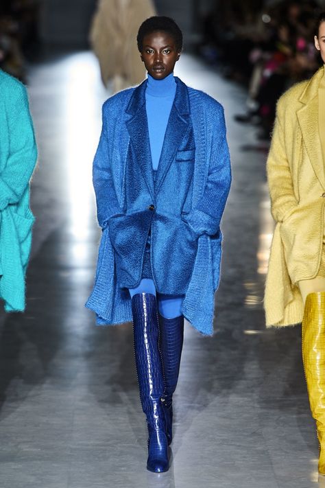 Max Mara Fall 2019 Ready-to-Wear collection, runway looks, beauty, models, and reviews. Style Bleu, Monochromatic Fashion, Winter Typ, Flamboyant Natural, Vogue Germany, 가을 패션, Fashion Show Collection, Vogue Paris, Mode Inspiration