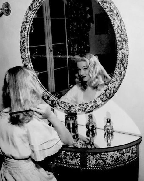 appy birthday Veronica Lake 💕 #veronicalake #actress #icon #vintage #classic #classichollywood #hollywood #oldhollywood #glamour #gorgeous Veronica Core, 40s Aesthetic, 1940s Aesthetic, Glamorous Women, Hollywood Aesthetic, Veronica Lake, Fotografi Vintage, Arte Van Gogh, Photographie Portrait Inspiration