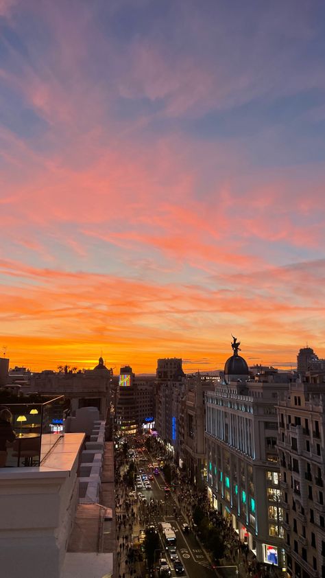 sunset from terraza Chicote Madrid Life, Life In Spain, Madrid Aesthetic, Spain Aesthetic, Madrid City, City Sunset, Madrid Wallpaper, Sunset City, City Landscape