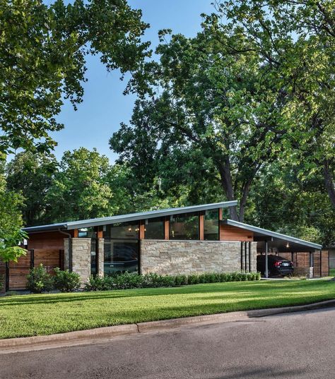 Matt Fajkus Architecture on Instagram: “Featured #MFArchitecture Houses with Stone // #3 #ReOpenHouse We raised the roof of this Mid-Century Modern house to float above its stone…” Mid Century Modern Bungalow, Midcentury Modern House Exterior, Mid Century Modern Ranch, Modern Ranch House, Ranch House Exterior, Austin House, House Cladding, Mcm House, Beach House Exterior