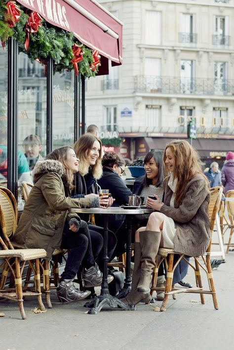 Friends Cafe, Four Women, Cafe Society, Coffee With Friends, People Poses, Outdoor Cafe, Paris Cafe, Drinking Coffee, Group Of Friends