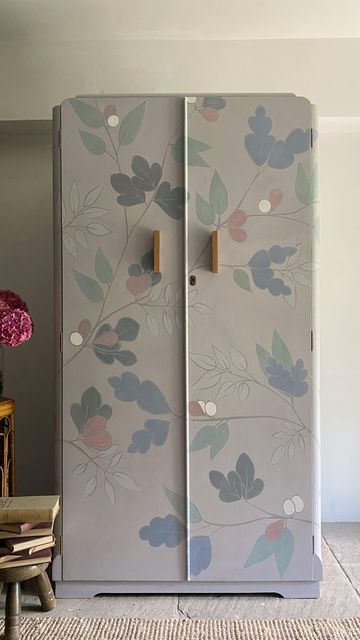 Painting On Almirah, Cupboard Decorating Ideas Diy, Almirah Painting Ideas Diy, Metal Almirah Makeover, Old Almirah Makeover Diy, Godrej Almirah Makeover, Old Almirah Makeover, Steel Almirah Makeover, Iron Almirah Painting Ideas