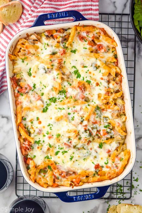 This Vegetarian Pasta Bake is packed full of delicious vegetables and baked with pasta in a simple but delicious sauce. You will love this budget-friendly dinner! Vegetarian Pasta Bake, Pasta Bake Recipes, Mixed Vegetable Casserole, Vegetarian Casserole Recipes, Pasta Bake Vegetarian, Vegetable Pasta Bake, Vegetable Casserole Recipes, Slow Cooker Casserole, Vegetarian Casserole