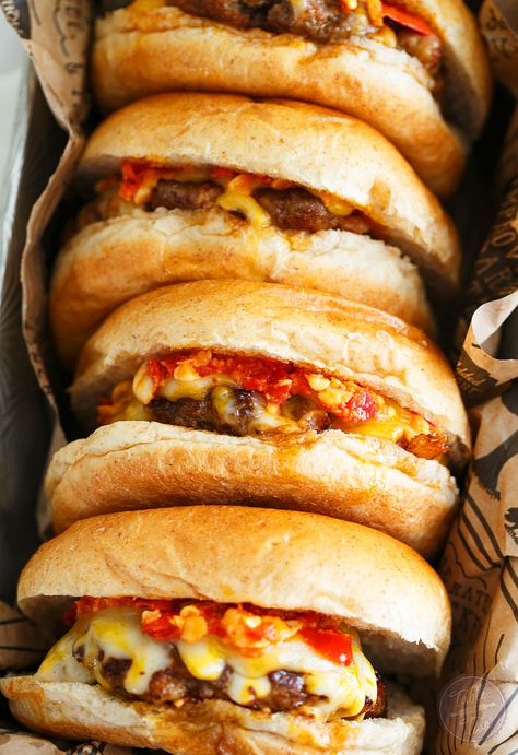 You're going to want to sink your teeth into these hot pepper garlic chorizo cheeseburgers!! Healthy Cheat Meals, Cheeseburger Recipe, Quick Dinner Ideas, Table For Two, Dinners To Make, Cheat Meal, Cheat Day, Hot Pepper, Burgers Sandwiches