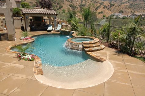 Awesome pool and hot tub Walk In Pool, Ideas De Piscina, Kleiner Pool Design, Beach Entry Pool, Freeform Pools, Small Swimming Pools, Swimming Pool Ideas, Yucca Plant, Pool Remodel