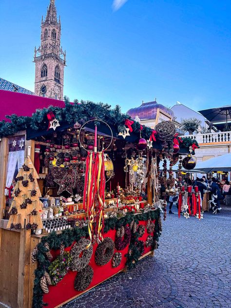 This is a stand at the German Christmas market in Bolzano Italy. Places To Go For Christmas, Christmas In La, Italy December, Euro Winter, Bolzano Italy, Italy Travel Destinations, Europe Christmas, Italy Winter, Christmas In Italy