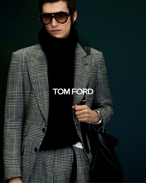 TOM FORD - Signature TOM FORD tailored looks from the AW20... Tom Ford Menswear, Lifestyle Moodboard, Suits And Sneakers, Grey Hair Men, Tom Ford Clothing, Tom Ford Suit, Estilo Country, Tom Ford Men, Stylish Men Casual