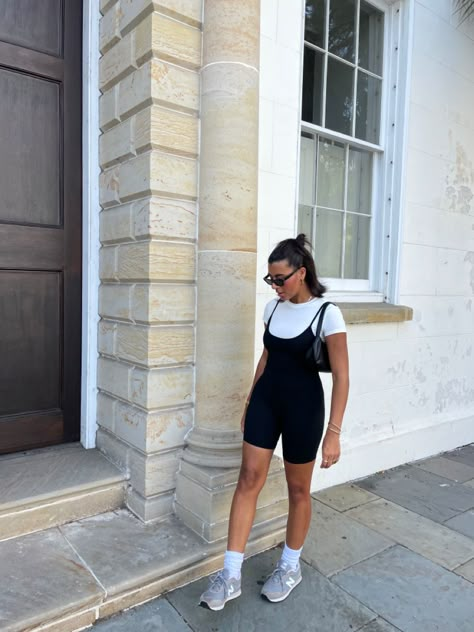 Casual outfit inspo Shorts Bodysuit Romper Outfit, Biker Short Jumpsuit Outfit, Short Unitard Outfit Ideas, Short Black Jumpsuit Outfit, Outfit Jumpsuit Corto, Sport Jumpsuit Outfit, Body Suit Shorts Outfit, Outfit Con Jumpsuit, Styling Black Shorts