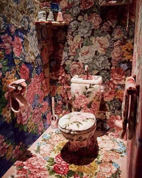 Real Estate Agent Posts 25 Of The Worst Home Design Finds By Her Fellow Agents Tiny Loft, Weird Design, Floral Carpet, Design Fails, The Older I Get, Bad Taste, Bad Design, Estate Agent, Kitsch