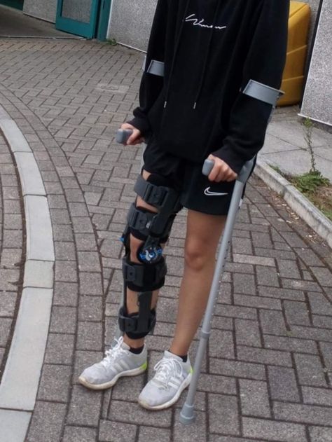 Knee Brace Outfit, Injury Aesthetic, Soccer Injuries, Spiegel Selfie, Leg Cast, Leg Injury, Leg Braces, Video Call With Boyfriend Screen Photo, Broken Leg