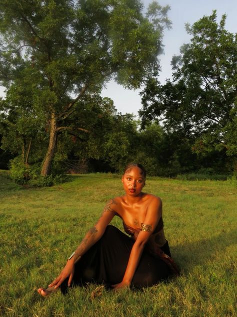 Down To Earth Photoshoot, Earthly Photoshoot, Earthy Portraits Photography, Feminine Energy Black Women, Spiritual Girl Aesthetic Black Women, Ethereal Photoshoot Black Woman, Earthly Girl Aesthetic, Earthy Poses, Nature Photoshoot Black Women