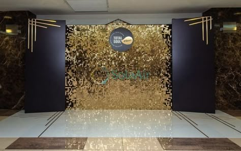 Gatsby Decor, Wedding Photo Walls, Glamorous Wedding Decorations, Disco Party Decorations, Gala Night, Gatsby Themed Party, Entrance Gates Design, Luxury Birthday, Gatsby Theme