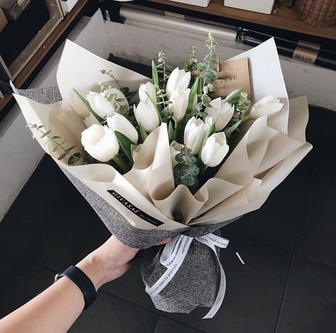 Simple Tulip Bouquet, White Tulips Bouquet, Graduation Flowers Bouquet, Tulip Flower Bouquet, White Tulip Bouquet, Bouquet Of Tulips, Tulips Bouquet, Flower Shop Decor, Graduation Flowers