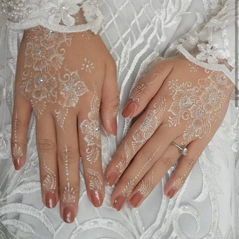 White Wedding Henna, Henna Nail Art, White Henna Tattoo, White Henna Designs, Wedding Henna Designs, Inai Pengantin, Henna Tutorial, Henna Inspired Tattoos, Henna Nails