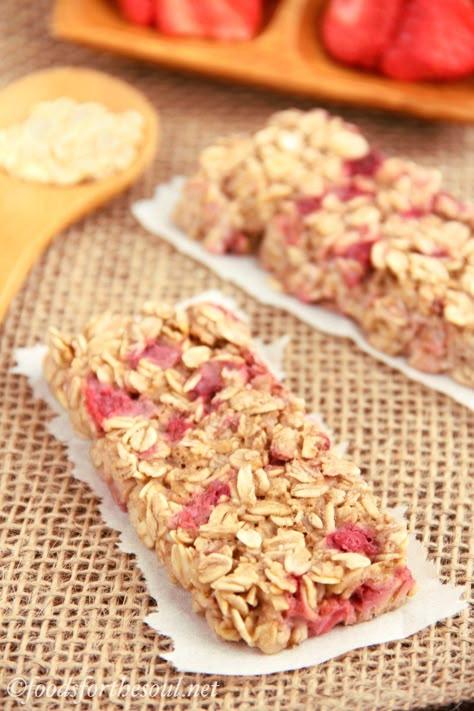 Strawberry Granola Bars, Banana Granola Bars, Fruit Granola Bars, Eating Strawberry, Strawberry Granola, Banana Granola, Healthy Granola Bars, Granola Recipe Bars, Healthy Bars