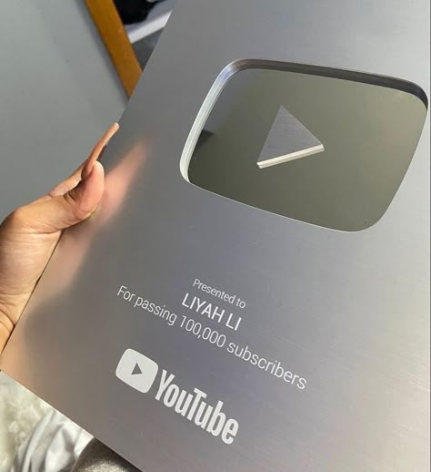 Play Button Aesthetic, Youtube Vision Board, Silver Play Button, Button Aesthetic, Youtube Play Button, Youtube Stats, Me Amo, Youtube Success, Play Button