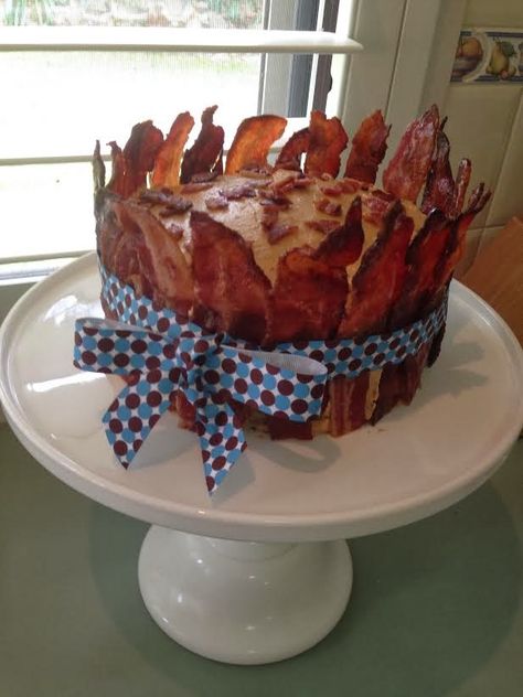 Maple Bacon Cake.  Three Layered Paleo Spice Cake with Cashew Maple Frosting wrapped in Candied Bacon!!  http://www.thepaleomom.com/2012/07/recipe-paleo-spice-cake-with-maple.html Maple Bacon Cake, Bacon Cake, Meat Cake, Maple Frosting, Cooking Bacon, Baked Bacon, Bacon Breakfast, Candied Bacon, Homemade Cake Recipes