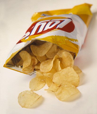 potato chips | Potato Chips Spilling From Bag Yam Chips, National Potato Chip Day, Homemade Potato Chips Recipe, Grub Hub, Potato Chip Recipes, 200 Calorie, Food Png, Food Swap, Potato Chip