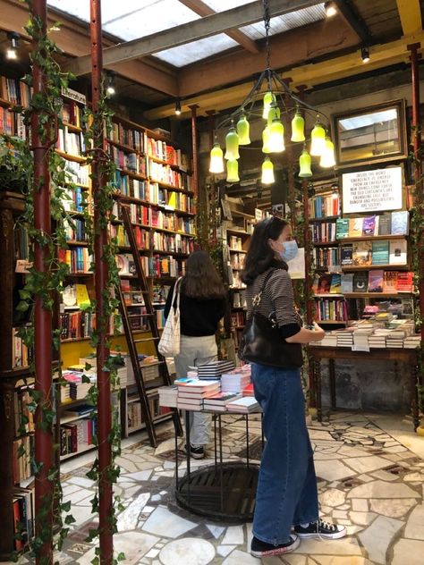 Library And Cafe Aesthetic, Book Store With Cafe, Bookstore Cafe Aesthetic, Book Cafe Aesthetic, Bookshop Interior, Book Store Cafe, Book Shop Aesthetic, Vintage Book Store, Bookshop Aesthetic