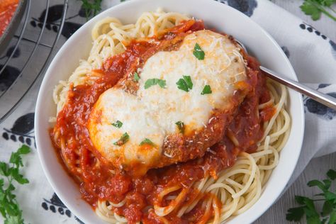 We can't deny, Chicken Parmesan is the most-comforting of ALL comfort foods! 🙏  Save the recipe 👍 #WeCook Bobby Flay Recipes, Chicken Parmesan Recipe, Chicken Parmesan Pasta, Easy Chicken Parmesan, Dinner Yummy, Parmesan Recipes, Cooking Homemade, Skillet Chicken, Chicken Dinners