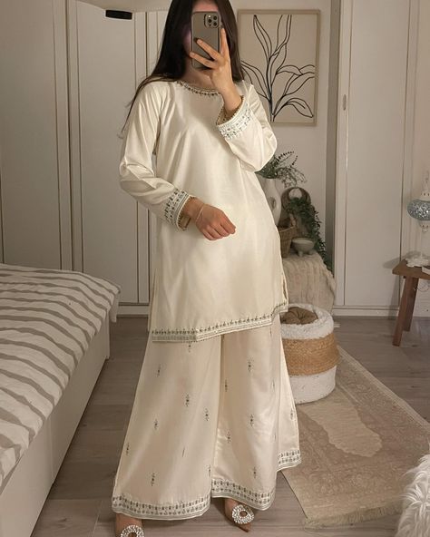 Pakistan Simple Dress, White Eastern Dresses, Eid Dress Ideas Simple, Desi Dresses Casual, White Desi Outfit, White Suits For Women Indian, Eid Dress Ideas, Pakistani Kurti Designs, White Anarkali Suits