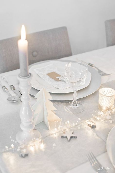 White Christmas Tablescape Decor via littlefew | click through for more neutral christmas decor ideas! Vintage White Christmas, White Table Settings, Christmas Tables, Xmas Table, Sparkling Christmas, Tafel Decor, Neutral Christmas Decor, White Christmas Decor, Christmas Tablescapes