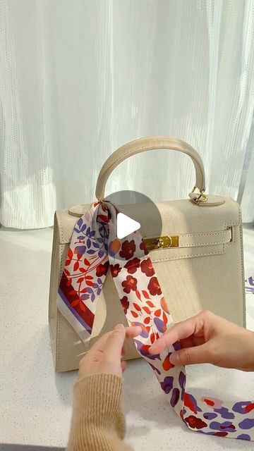 ilymix ❤ on Instagram: "How to tie silk scarf on handbags. #bags #baglover #handbags #handbagaddict #handbaglover #fashionstyle #fashionblogger #styleblogger #purse #fashionhacks" How To Tie Scarf On Bag, How To Tie A Scarf On A Purse, Scarf On Purse, Tie Silk Scarf, Scarf On Bag, Scarf Bag, Bag Scarf, Hermes Twilly, Purse Scarf