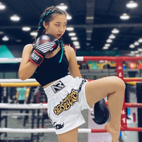 Boxer Outfit Female, Boxer Outfit, Muay Thai Women, Boxer Shorts Outfit, Thai Outfits, Pjs Comfy, Muay Thai Shorts, Female Boxers, Sports Outfits