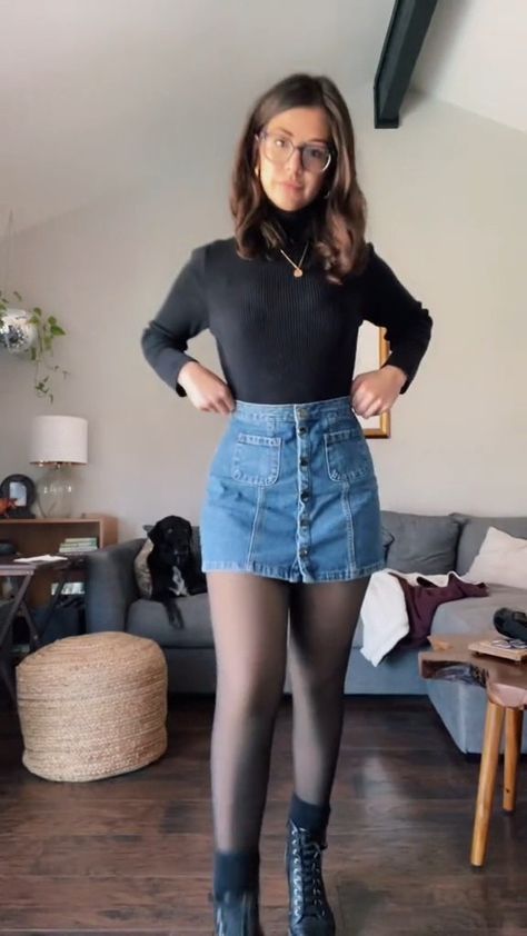 Jean Skirt Christmas Outfit, Styling Denim Skirt In Winter, Winter Outfits Denim Skirt, Jean Skirt And Tights Outfit, Denim Skirt Tights Outfit, Short Jean Skirt Outfits Winter, Outfit Botas Cortas, Short Jean Skirt Outfits Fall, Winter Denim Skirt Outfit