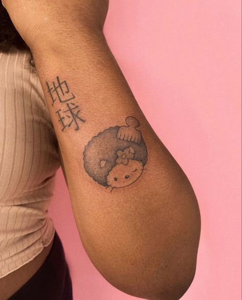 Tattoo On Dark Skin, Tattoos On Dark Skin, Afro Tattoo, Dark Skin Tattoo, Hello Kitty Tattoo, Kitty Tattoo, Hello Kitty Design, Cute Hand Tattoos, Hello Kitty Tattoos