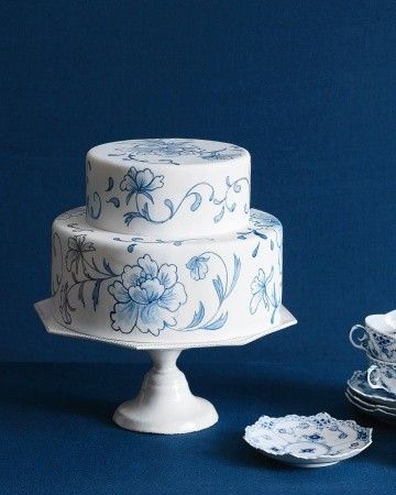 rosemaling cake White Fondant Cake, Torte Creative, White Desserts, Painted Cake, Purple Wedding Cakes, Hand Painted Cakes, Torte Cupcake, Wedding Cakes Blue, Tiered Cake