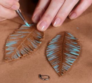 Leather Earrings Ideas, Knot Keychain, Cricut Jewelry, Leather Feather Earrings, Cricut Earrings, Diy Leather Earrings, Leather Jewelry Diy, Leather Craft Projects, Leather Earring