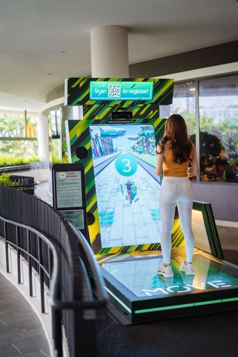 Dash across the streets of Singapore in this interactive game that sees an avatar controlled through body movements. The user’s movements are tracked in real-time, immersing players in this digital obstacle course. Gaming Stand, Game Stand, Stair Slide, Game Booth, Experiential Graphic Design, Gaming Lounge, Activation Ideas, Virtual Run, Interactive Exhibition