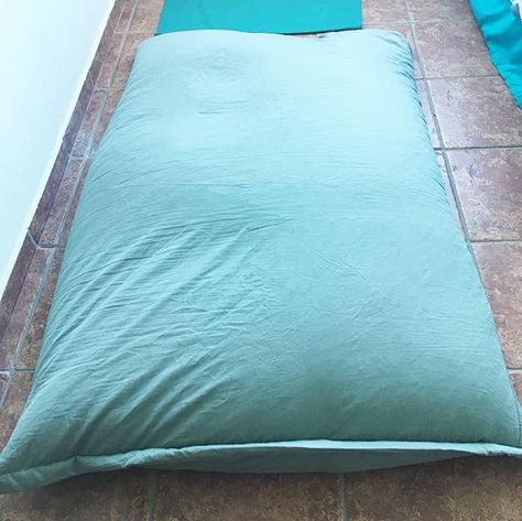 How to make a bean bag chair out of old blankets - Hungarican Journey Diy Giant Bean Bag Chair, Diy Memory Foam Bean Bag Chair, Diy Bean Bag Cover, Diy Bean Bag Chair Pattern, Beanbag Chair Diy, Bean Bags Diy, Diy Pillow Chair, Beanbag Bed, Make A Bean Bag Chair