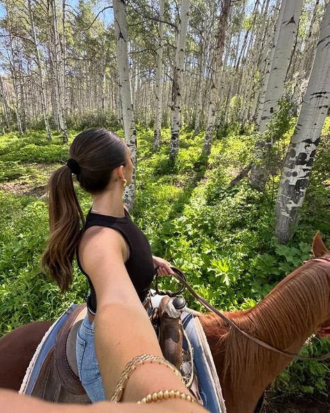 having a miley stewart summer w/ @macys 🐎⛰️✨ horseback riding vlog live now on reels (its a fun one 🤳🏼) shop my outfits on my macys wishlist in bio! 💌 #macyssummerhits #macysstylecrew #macyspartner #vailcolorado #beavercreek #horsebackriding #beavercreekstables Aesthetic Riding Horse, Horseback Riding Mountains, Horseback Riding Photoshoot, Summer Horse Riding Outfit, Pose With Horse, Photos With Horses Ideas, Trail Riding Aesthetic, Horse Back Riding Asethic, College Extracurriculars