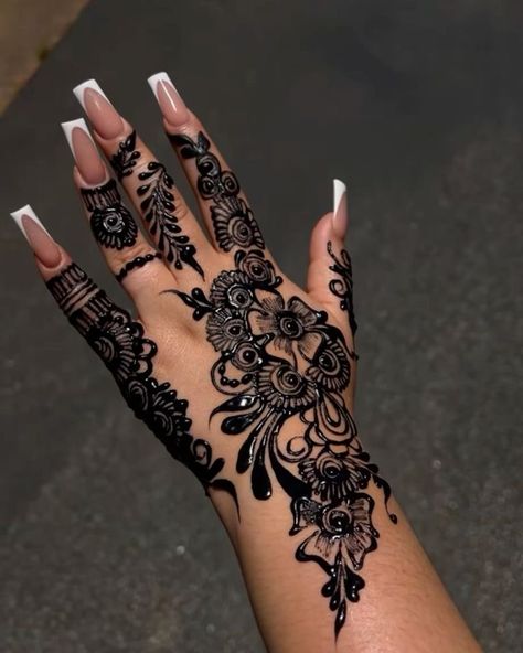 2 Hand Henna Design, Henna Designs African, Henna Designs Dark Skin, Henna Black Women, Henna Designs Black Women, Henna Designs Black, Hena Design Hand, Henna Designs Foot, Henna On Dark Skin