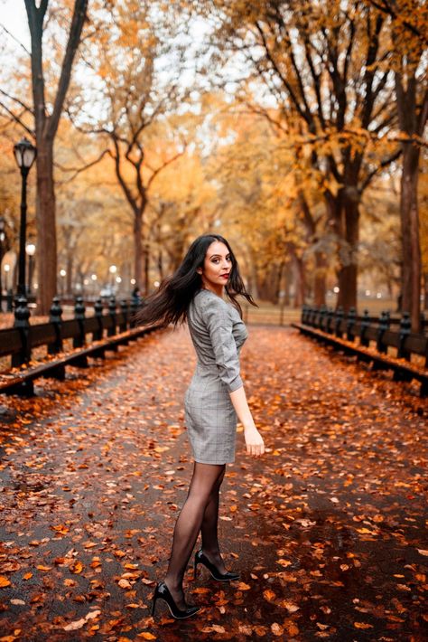 Fall Photoshoot Women, Poses For Park Photoshoot, Photoshoot Ideas In Park, Outdoor Park Photoshoot Ideas, Fall Photoshoot Model, Nyc Fall Photoshoot, Fall Park Photoshoot, Fun Outdoor Photoshoot Ideas, Sidewalk Photoshoot