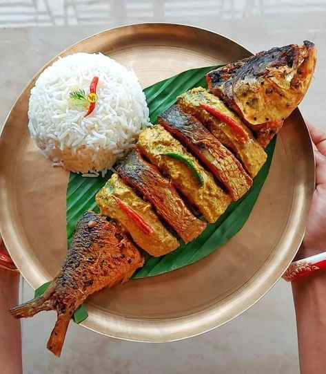 Fish And Rice Plating, Fish Plating Ideas, Rice Plating Ideas, Seafood Presentation, Assamese Bihu, Fish With Rice, Odisha Tourism, Rice Curry, Fry Fish