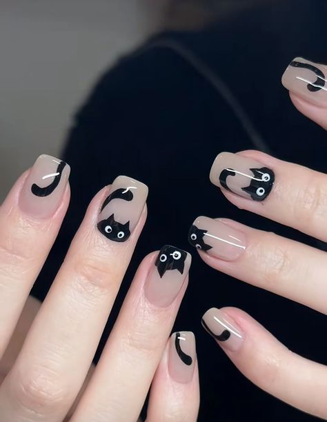 Checked Nail Art, Simple Cat Nail Designs, Cats Nails Design, Nail Cat Design, Raccoon Nail Art, Grunge Short Nails, Cat Gel Nails, Cat Themed Nails, Short Nail Designs Grunge