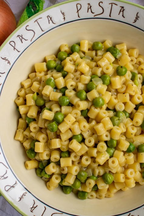 Pasta e Piselli (Pasta and Peas) is a beloved one-pot meal from Naples that takes less than 30 minutes to make from start to finish. It features small bites of pasta and sweet peas bound together in a naturally creamy and slightly cheesy sauce. Macaroni With Peas, Parmesan Pea Pasta, Peas In Pasta, Sweet Pea Pasta, Pasta With Mini Meatballs, Pasta For One Year Old, Small Shells Recipe, Short Pasta Recipes, Peas And Noodles