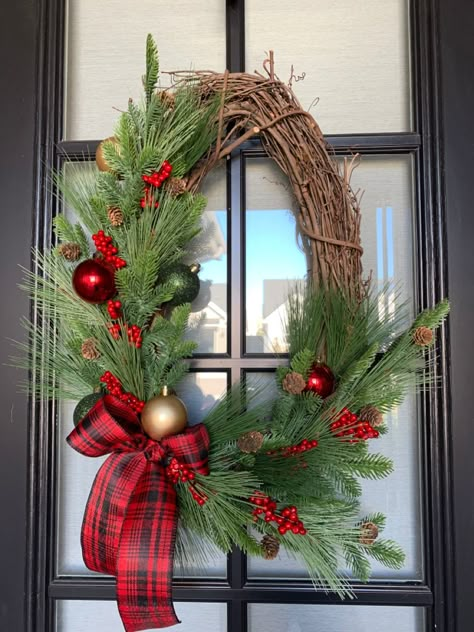 Oval Christmas Wreaths For Front Door, Oval Wreath Ideas, Oval Christmas Wreath, Oval Grapevine Wreath Ideas, Diy Door Wreaths, Christmas Grapevine Wreaths, Oval Wreath, Grapevine Christmas, Wood Carrier