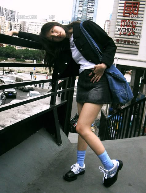 Early 2000s Japanese Aesthetic, Japanese Acubi Fashion, Tokyo Fashion Aesthetic, Simple Harajuku Outfits, Japanese 00s Fashion, Japanese Grunge Outfits, Japanese Street Style 90s, Japanese Simple Outfit, Japanese Vintage Outfits