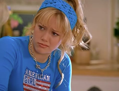 We Hope Lizzie McGuire Is Still an Outfit Repeater, Because We Want to See These Looks Again Lizzie Mcguire Fashion, Lizzie Mcguire Outfits, 2000s Hairstyles, Throwback Fashion, Outfit Repeater, Dress Over Pants, Baddie Filters, Hillary Duff, 2000s Outfits